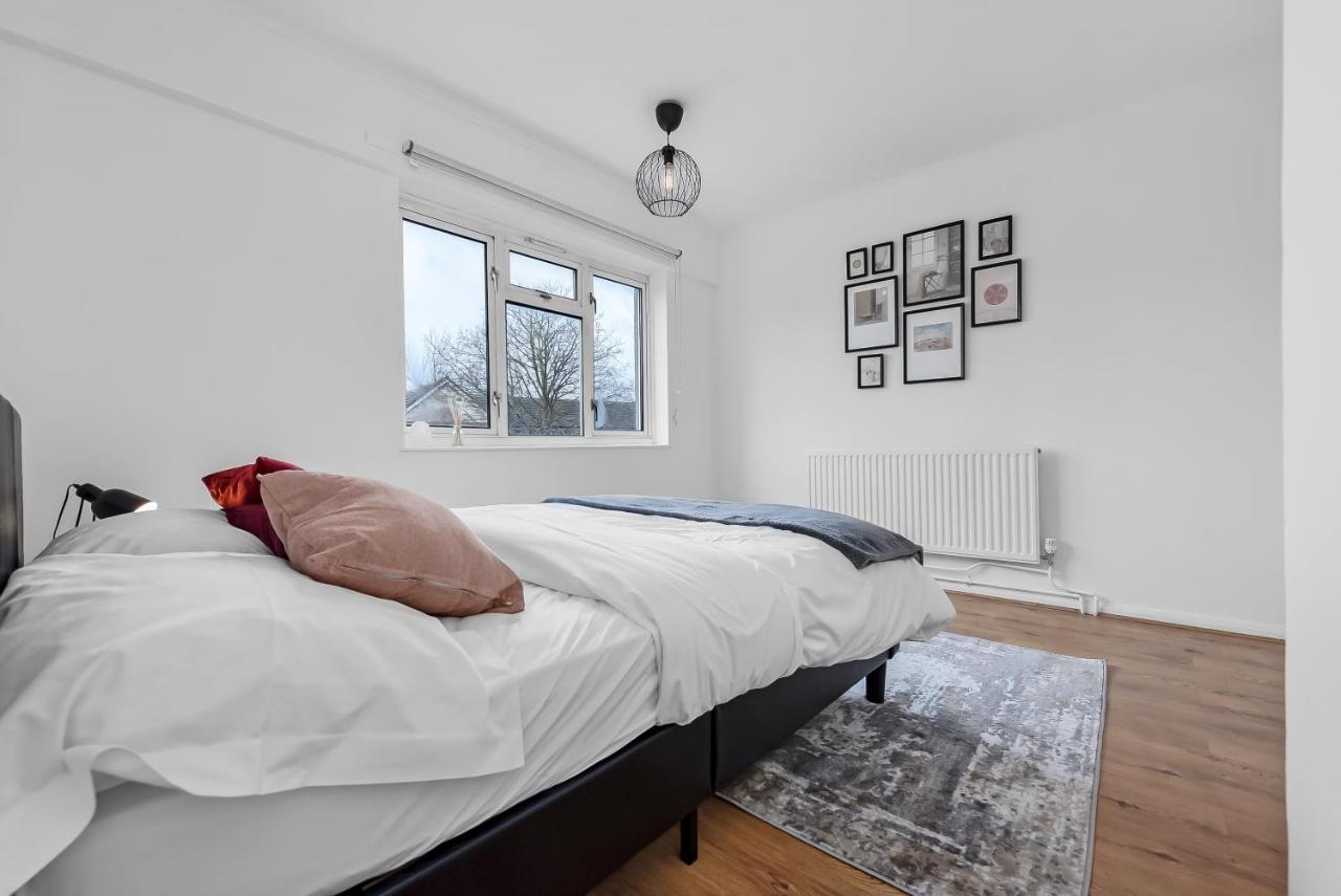 Stylish Excel 3 Bedroom Flat * Londra