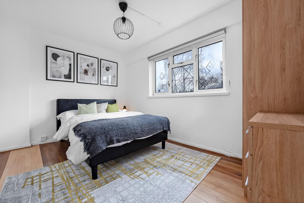 Stylish Excel 3 Bedroom Flat * Londra