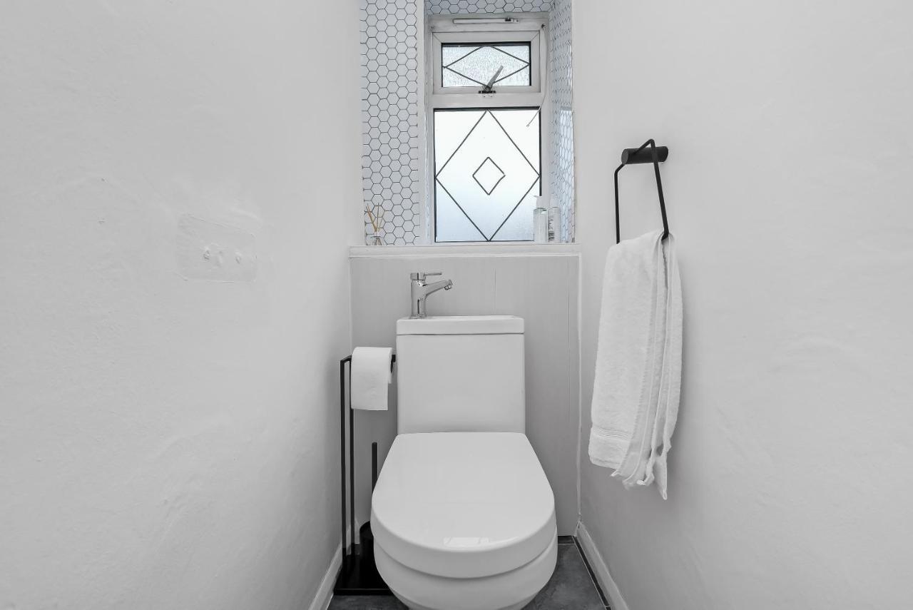 Stylish Excel 3 Bedroom Flat Londra